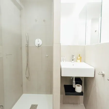 Decorated And Renovated- 2bd 2bth- Center