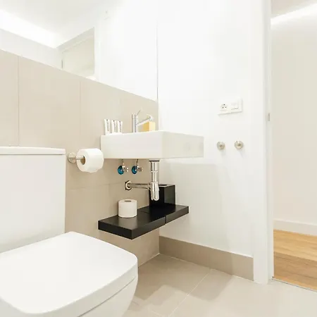 Decorated And Renovated- 2bd 2bth- Center Apartment