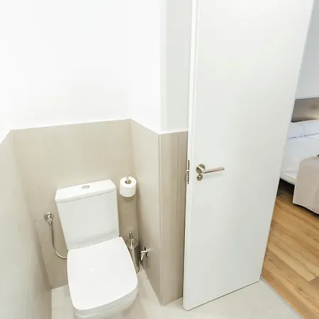 Apartment Decorated And Renovated- 2bd 2bth- Center