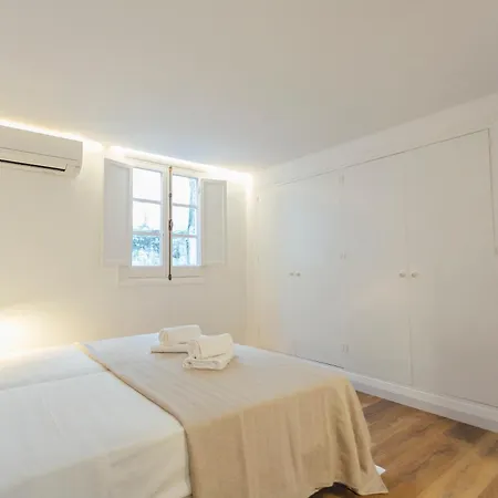 Decorated And Renovated- 2bd 2bth- Center * Seville