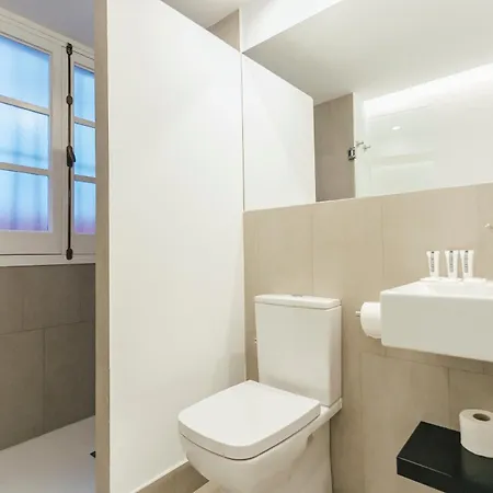 Decorated And Renovated- 2bd 2bth- Center * Seville