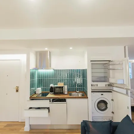 Decorated And Renovated- 2bd 2bth- Center Apartment *